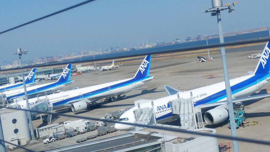 羽田空港第二ターミナル東南側の展望デッキから見えるANAの旅客機たち