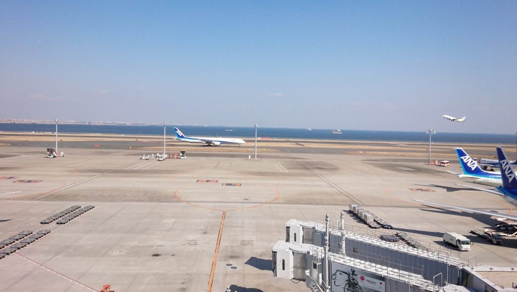 羽田空港第二ターミナル5F展望デッキ北西側から見える離陸する旅客機画像1