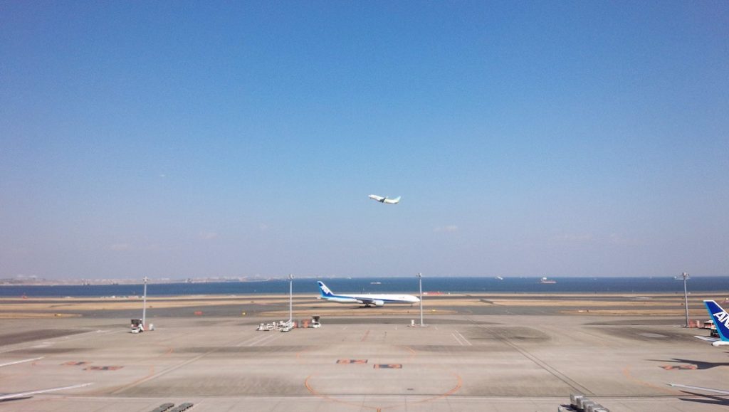 羽田空港第二ターミナル5F展望デッキ北西側から見える離陸する旅客機画像2