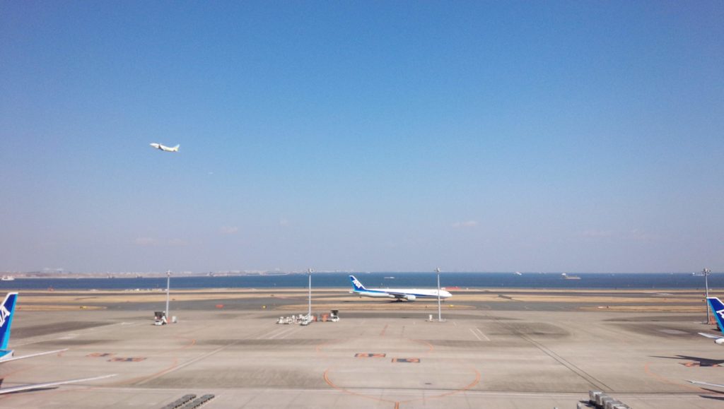 羽田空港第二ターミナル5F展望デッキ北西側から見える離陸する旅客機画像3