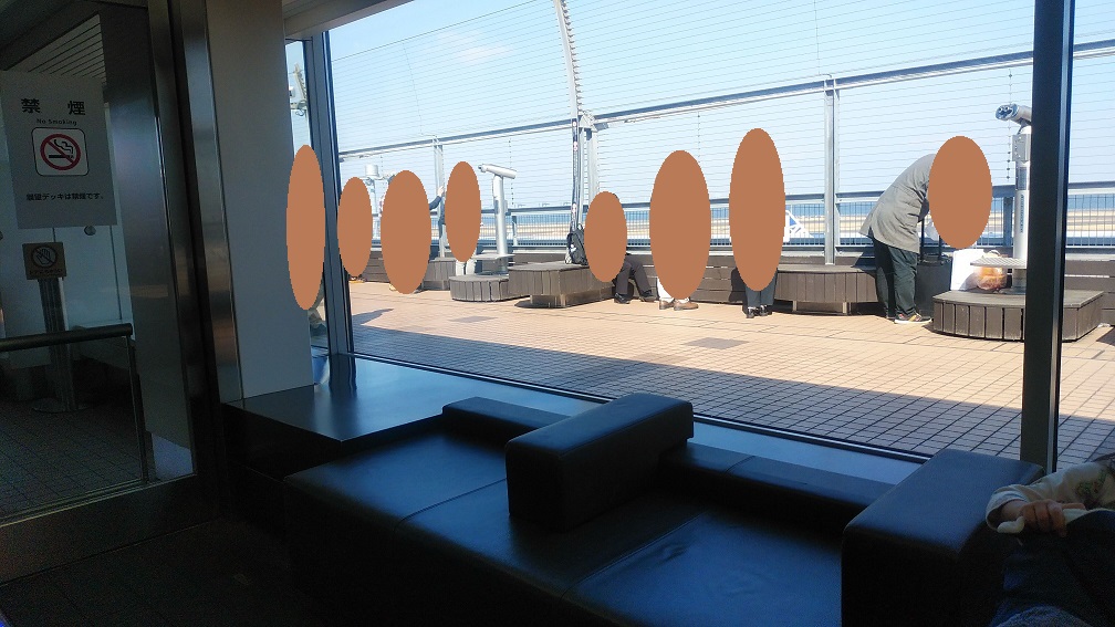 羽田空港第二ターミナル5階屋上デッキまでに並ぶ広々としたソファ